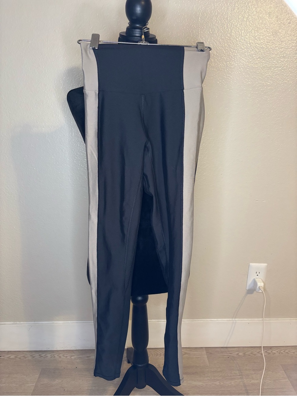 High-Rise Colorblock Leggings in Black & Light Gray